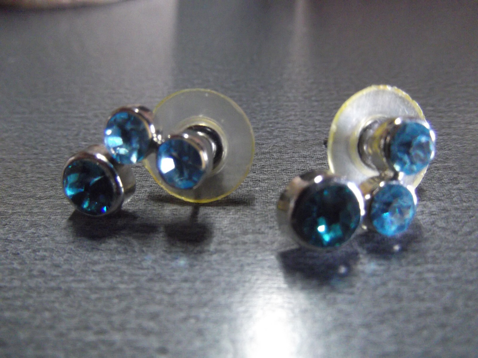 1 Pair Old .75 "in Blue Sparkly Glass Studs