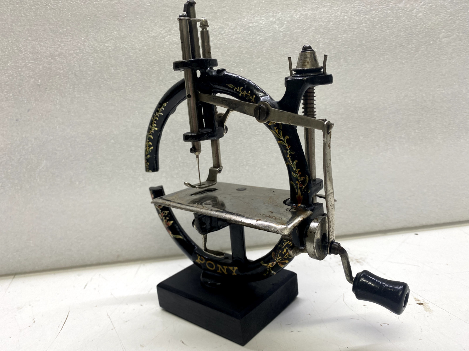 ANTIQUE CAST IRON HAND CRANK SEWING MACHINE.