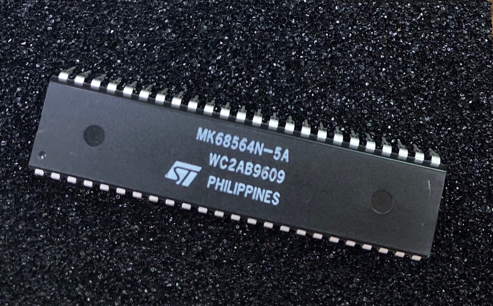 ST MICRO MK68564-5A 48-PIN Microcontroller 68000 Family Serial Input/Output NEW
