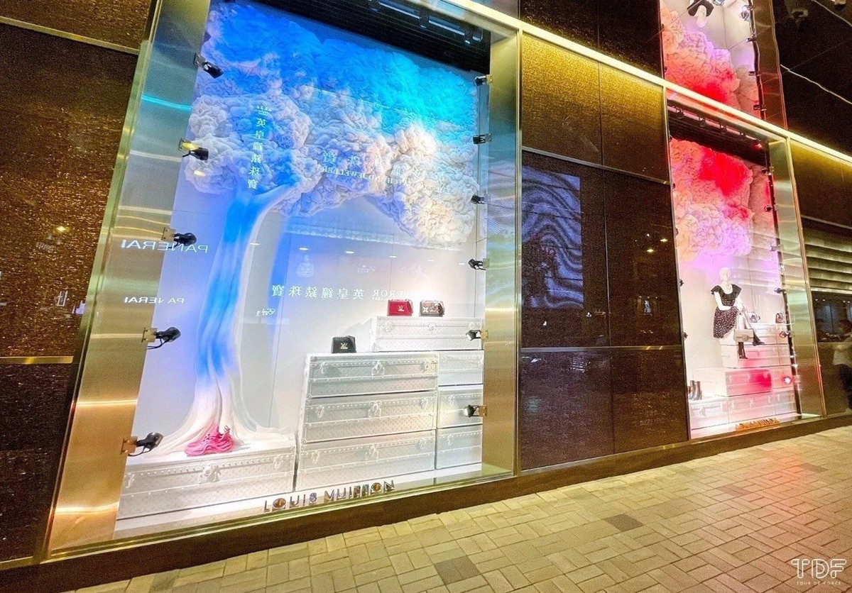 Louis Vuitton 2020 X'mas white mini trunk case box for window display