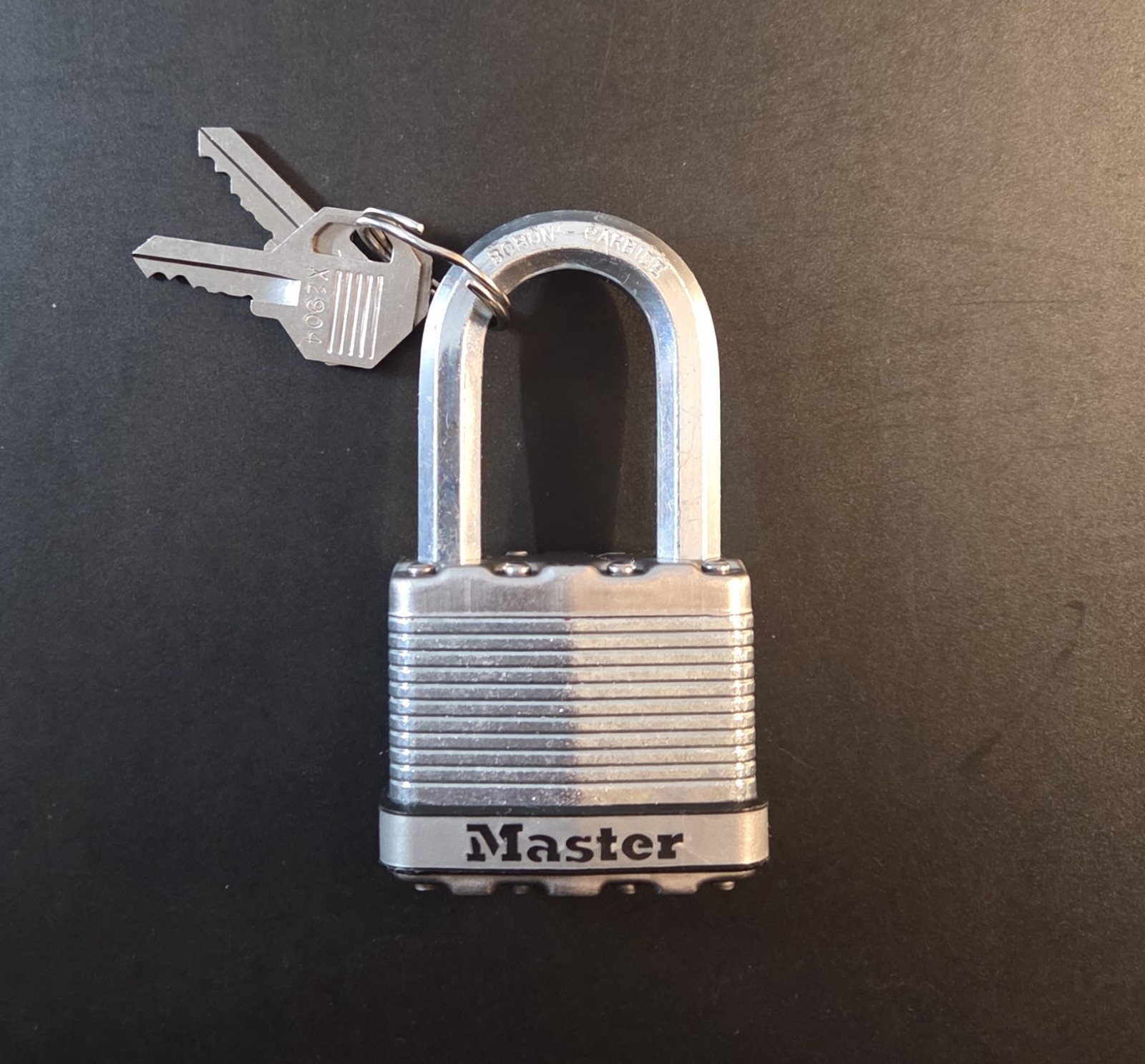Master Lock Magnum "M5" Heavy-Duty Outdoor Padlock, Octagonal Shackle 38MM Long