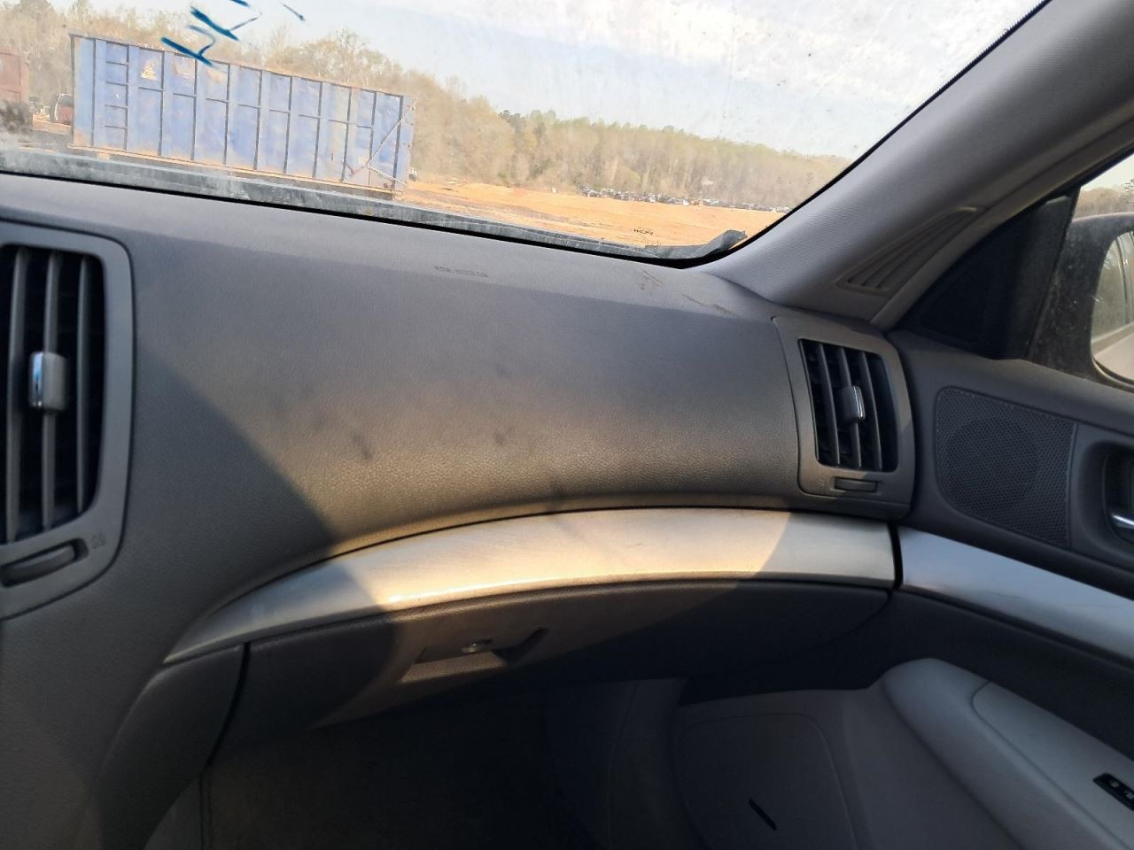 Q40       2015 Glove Box 5009850