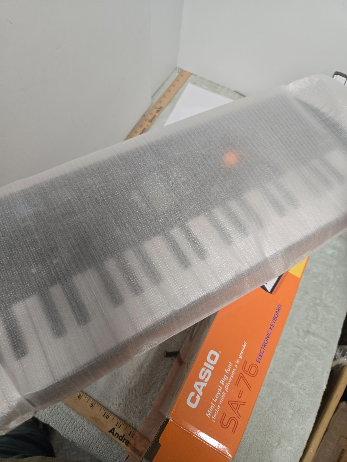 electronic keyboard, casio SA-76, batteries not included