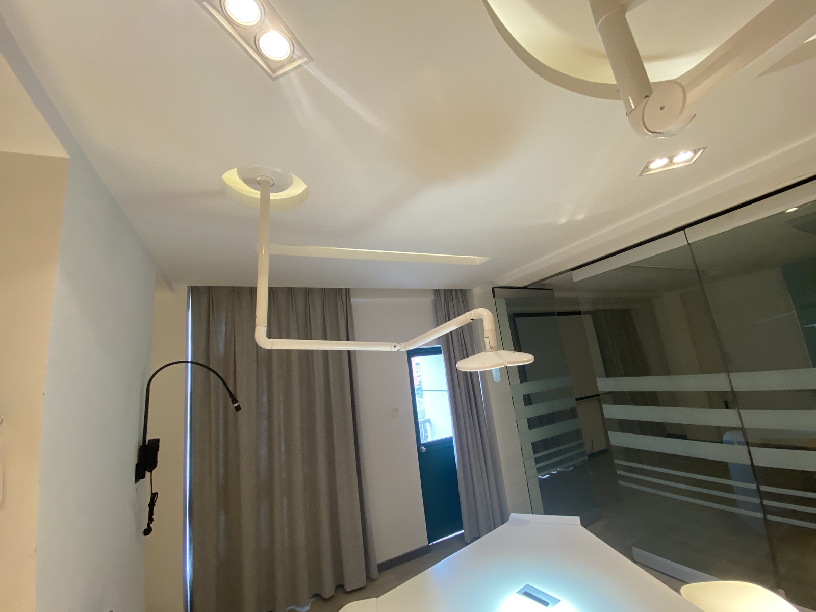 Dental LED Shadowless Ceiling Mounted Operating Examination Lamp KD-2018D-1 USA