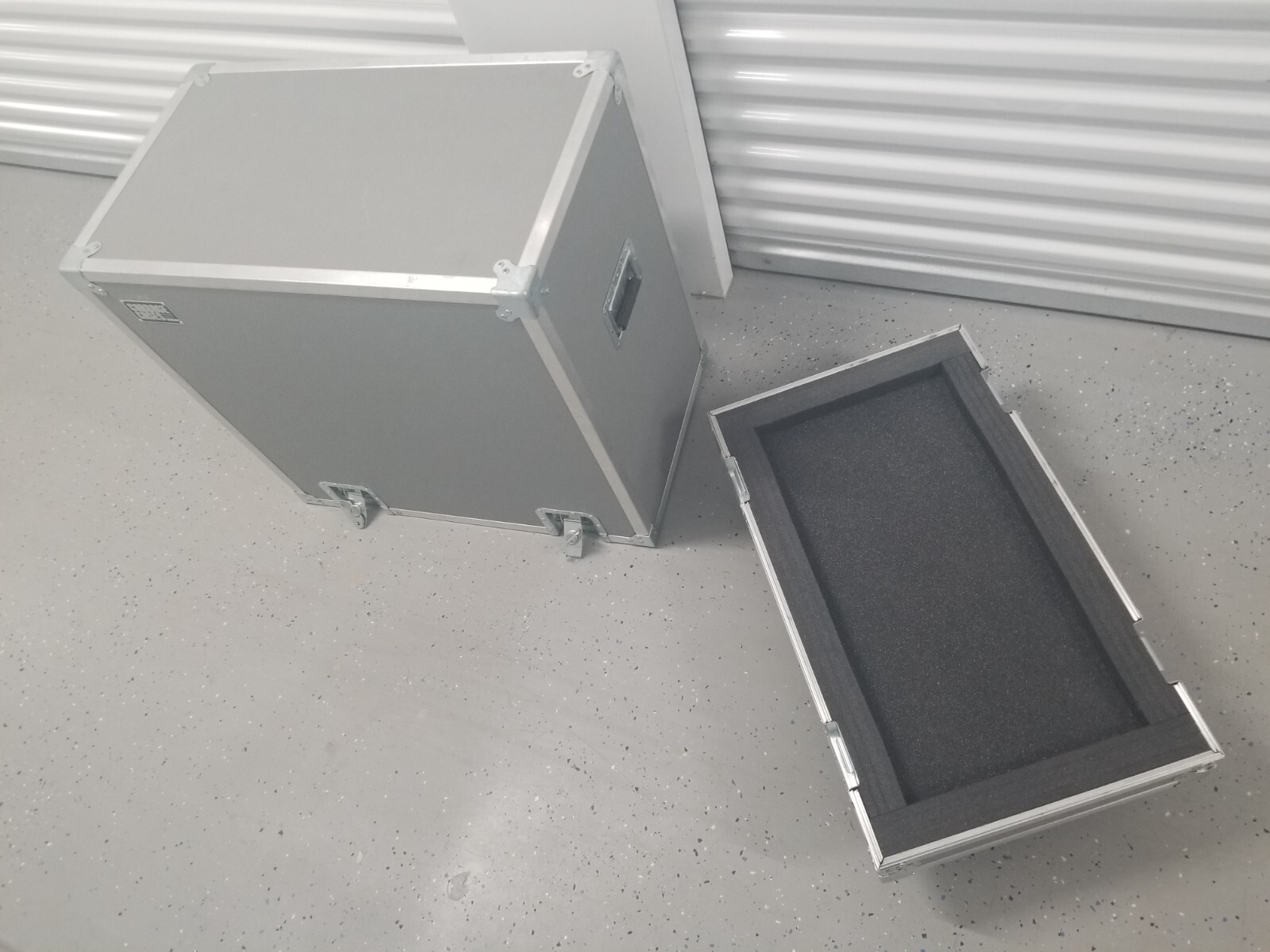 Cabbage Cases Amplifier Speaker Rolling Flight Case - 30 x 18 x 37H - Gray