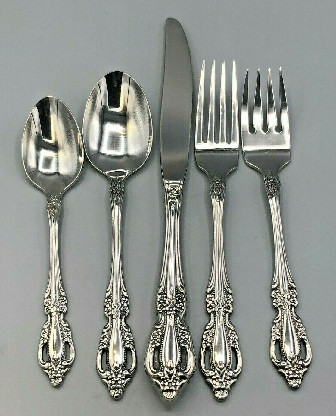 Raphael deluxe Stainless by Oneida 5 piece Place Setting