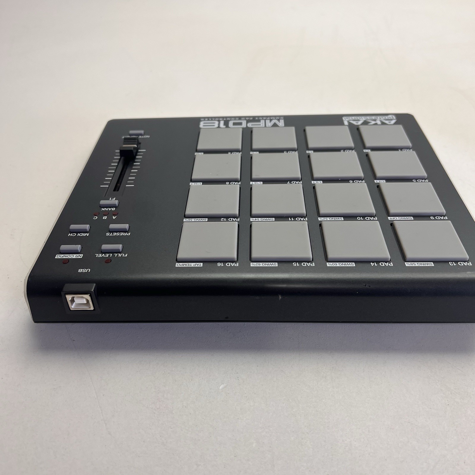 AKAI Professional MPD18 Compact USB MIDI Pad Controller With cable 16 Pads