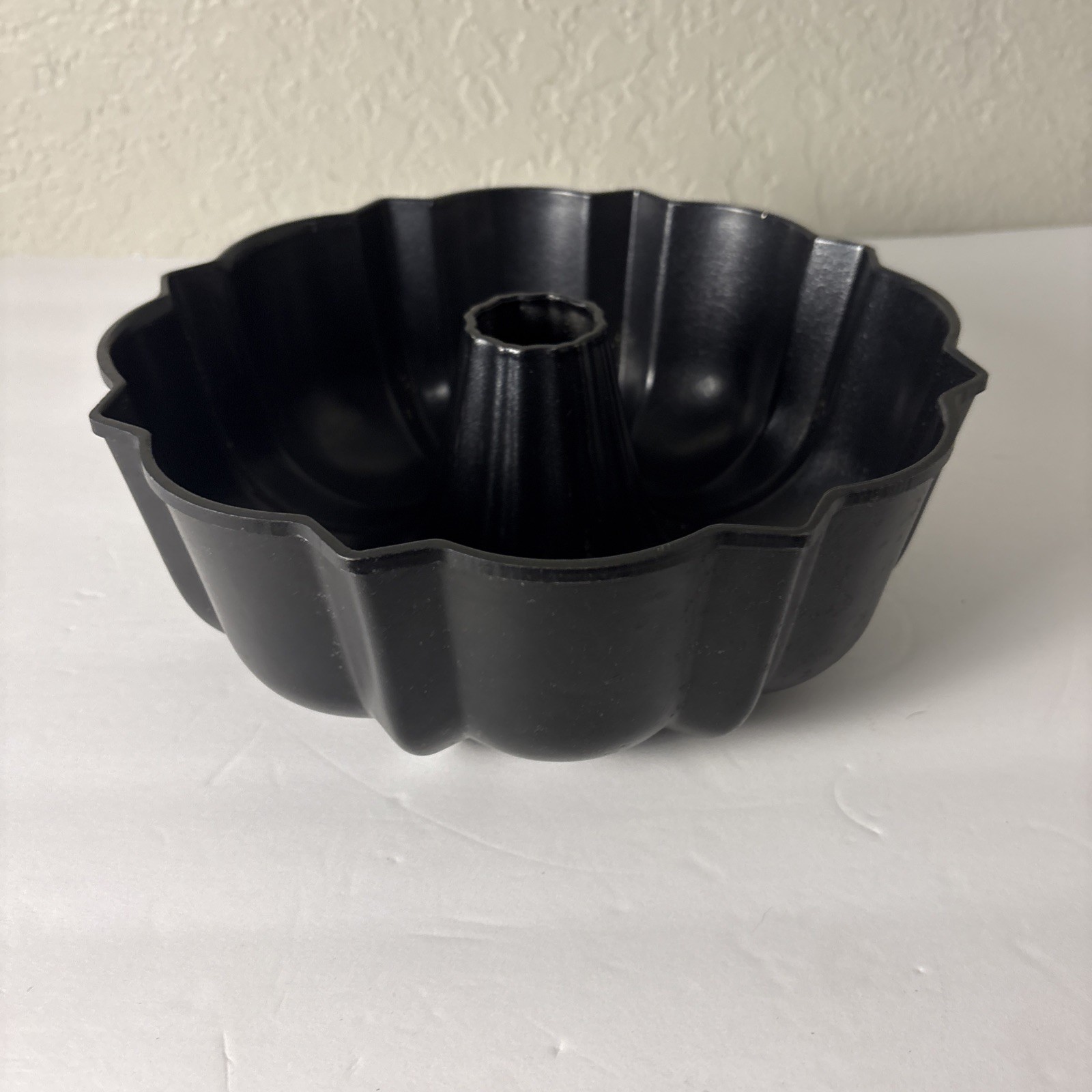 Nordic Ware Classic Bundt Pan Cast Aluminum Nonstick 12 cup Made In USA