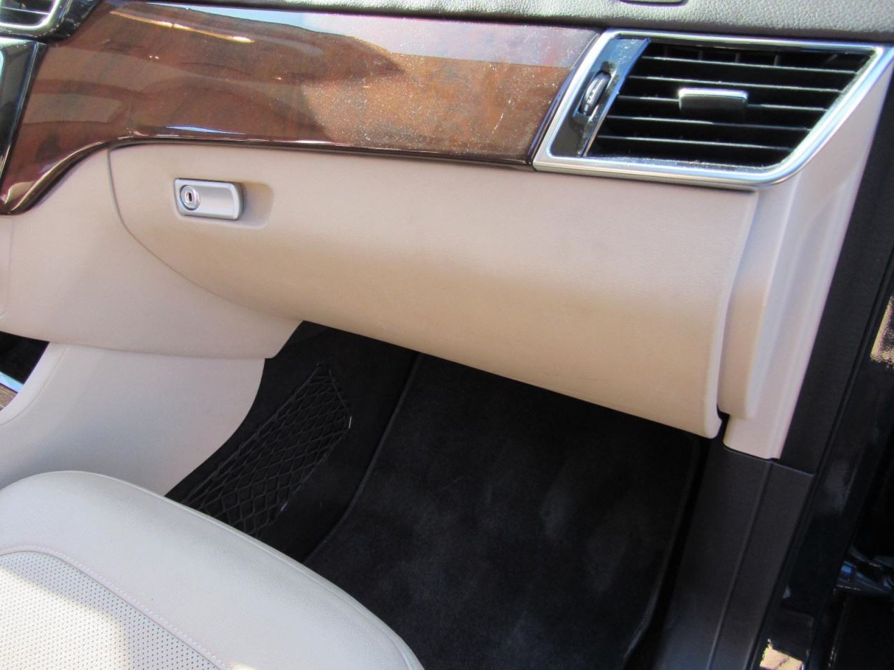 GLS63     2018 Glove Box 1100639