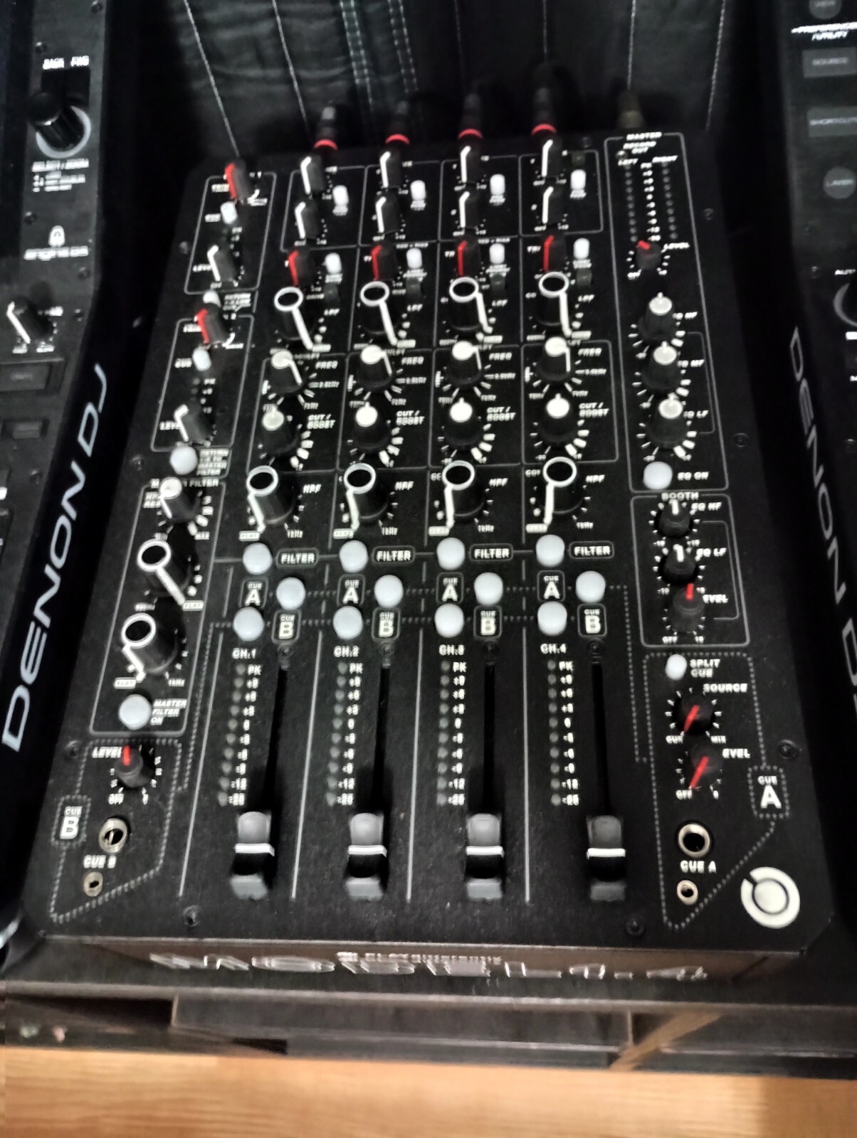 PLAY DIFFERENTLY Model 1.4 4-Channel Premium Analog DJ Mixer
