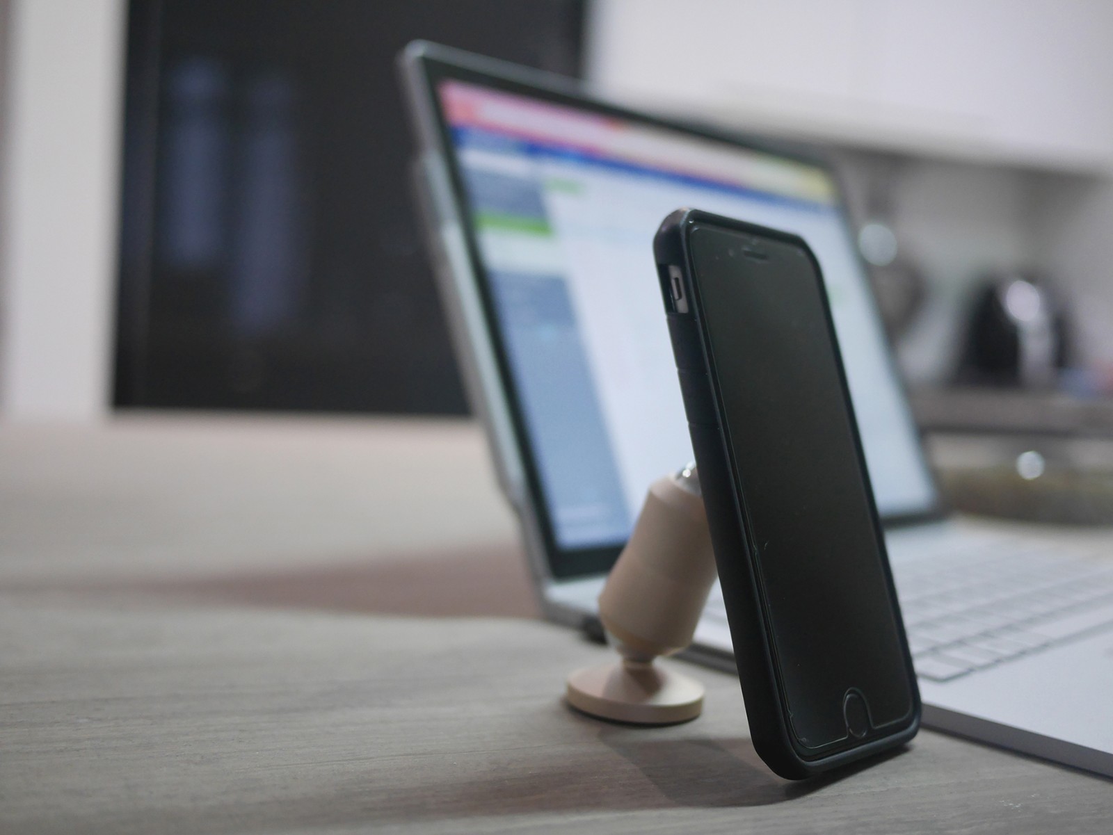 Clutchit Magnetic Movable Mount Universal Tablet and Phone Mount
