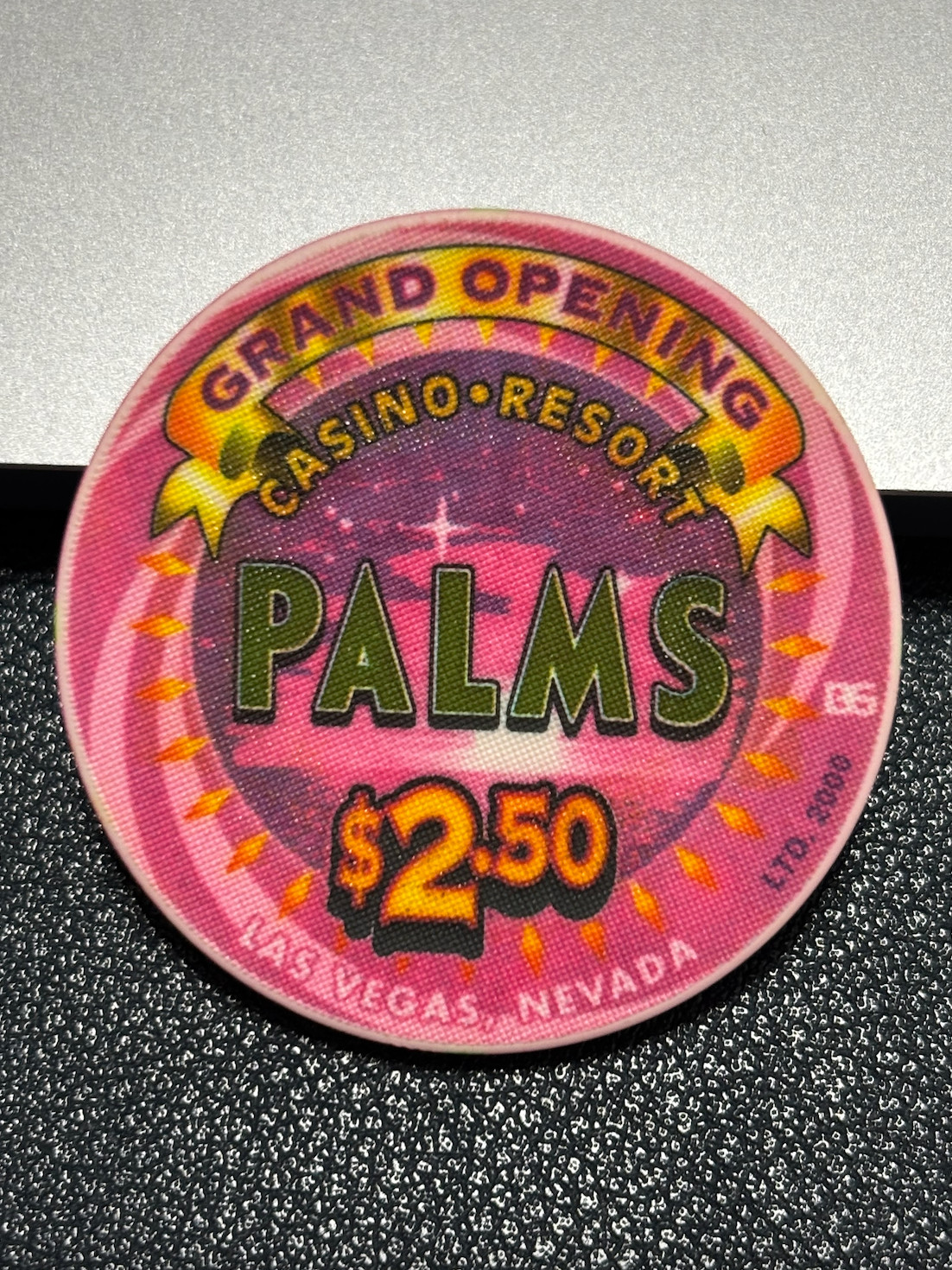 (UNCIRCULATED) $2.50 PALMS CASINO CHIP POKER CHIP GRAND OPENING LTD LE