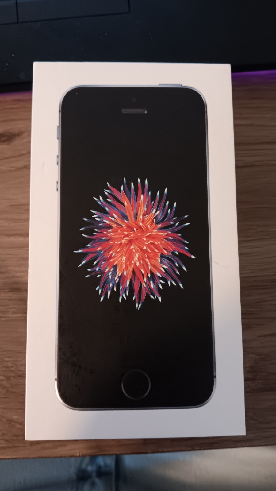 Apple iPhone SE (1st Gen, 2016) – Original Empty Box – Clean – No Phone