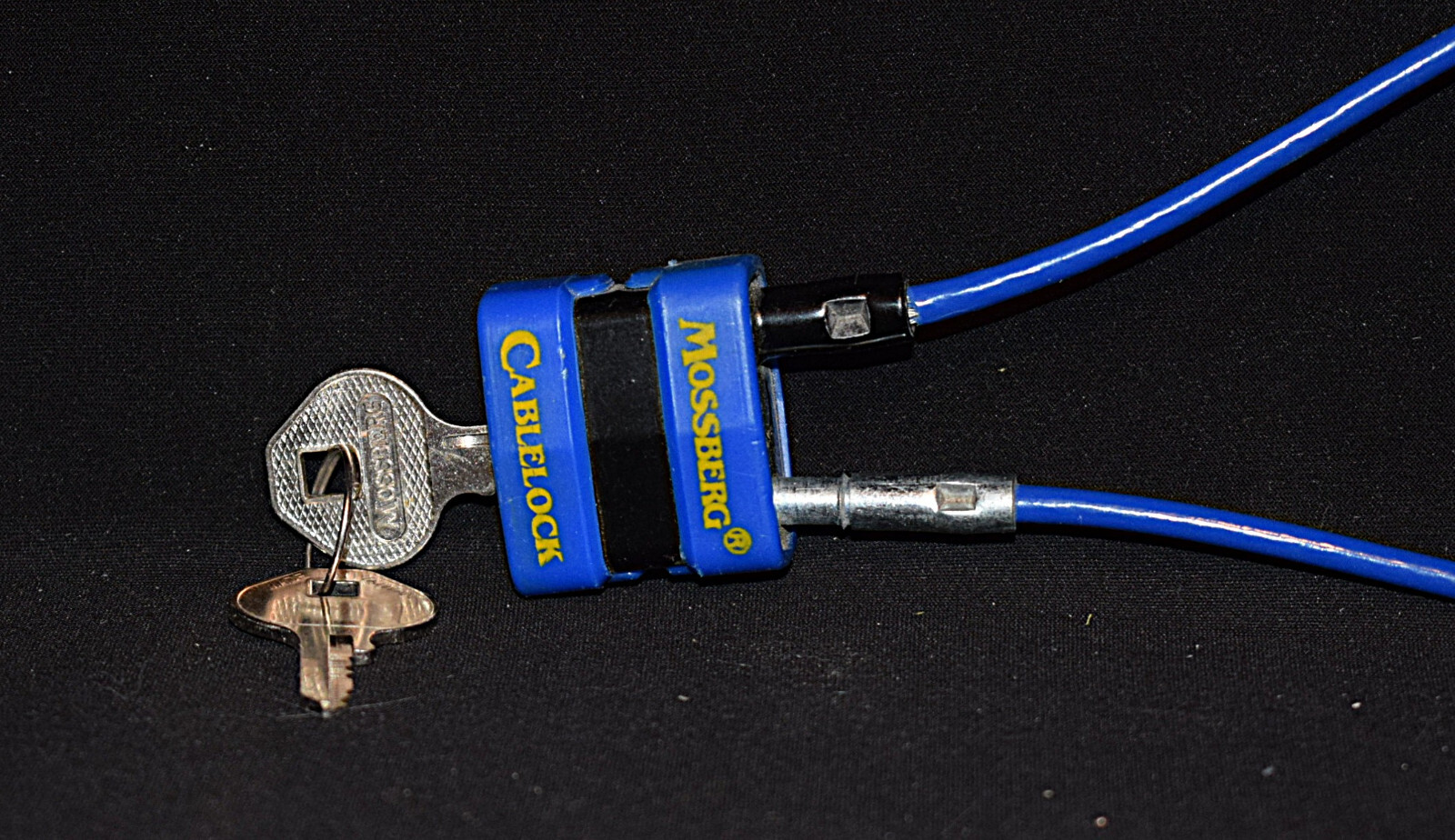 Mossberg Cable Lock ~ Gun Firearm ~ Blue + 2 Keys