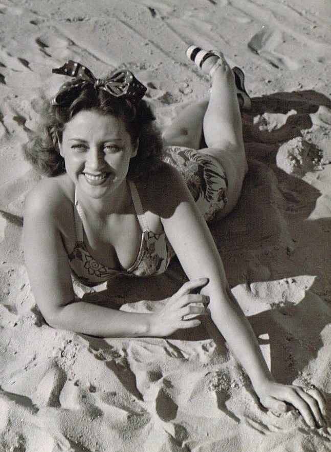 WW2 WWII Photo Hollywood Actress Joan Blondell On Beach  World War Two / 8052