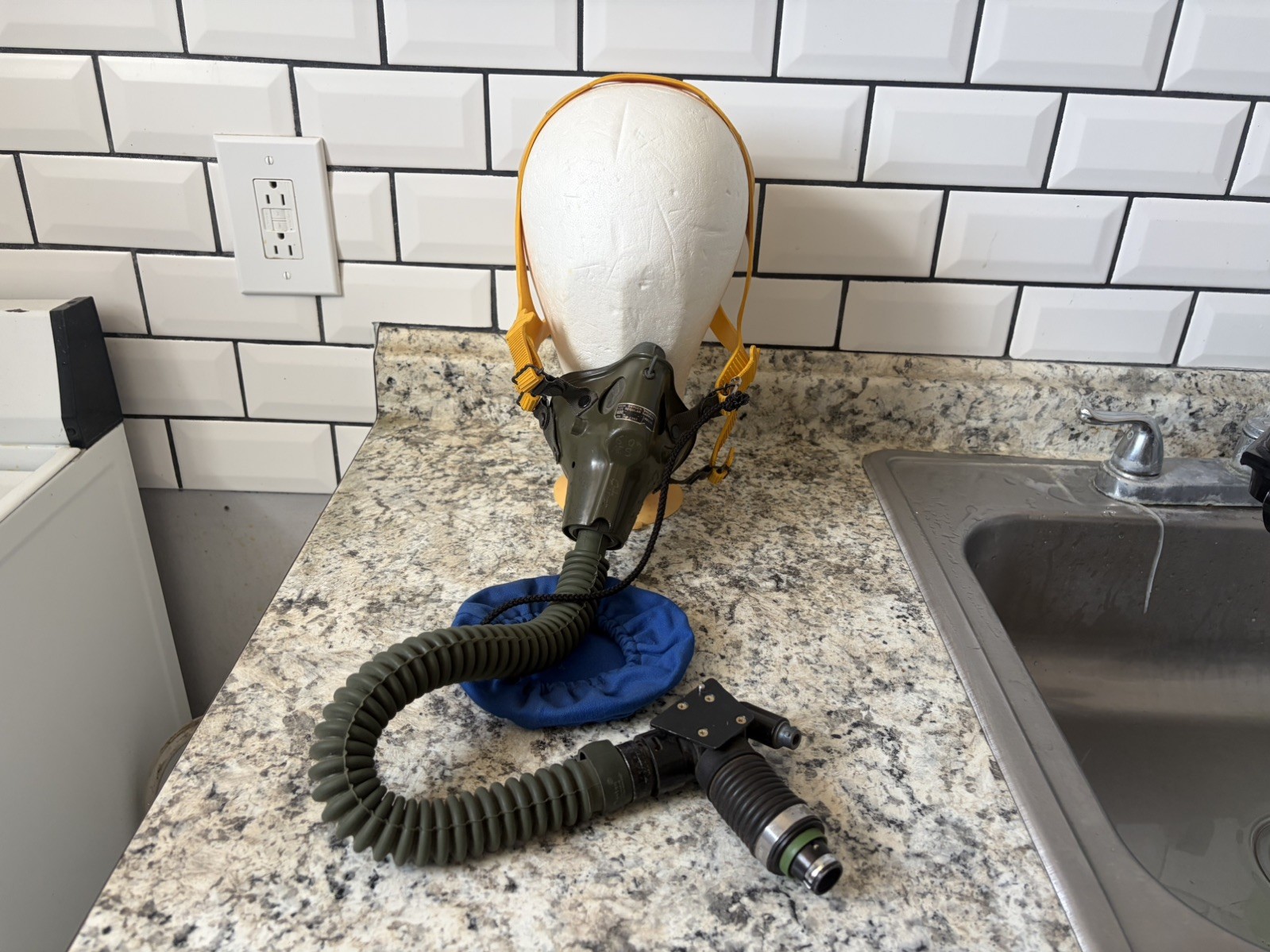 U.S. Air Force Scott Breathing Oxigen Mask With CRU-60/P Connector Size Medium