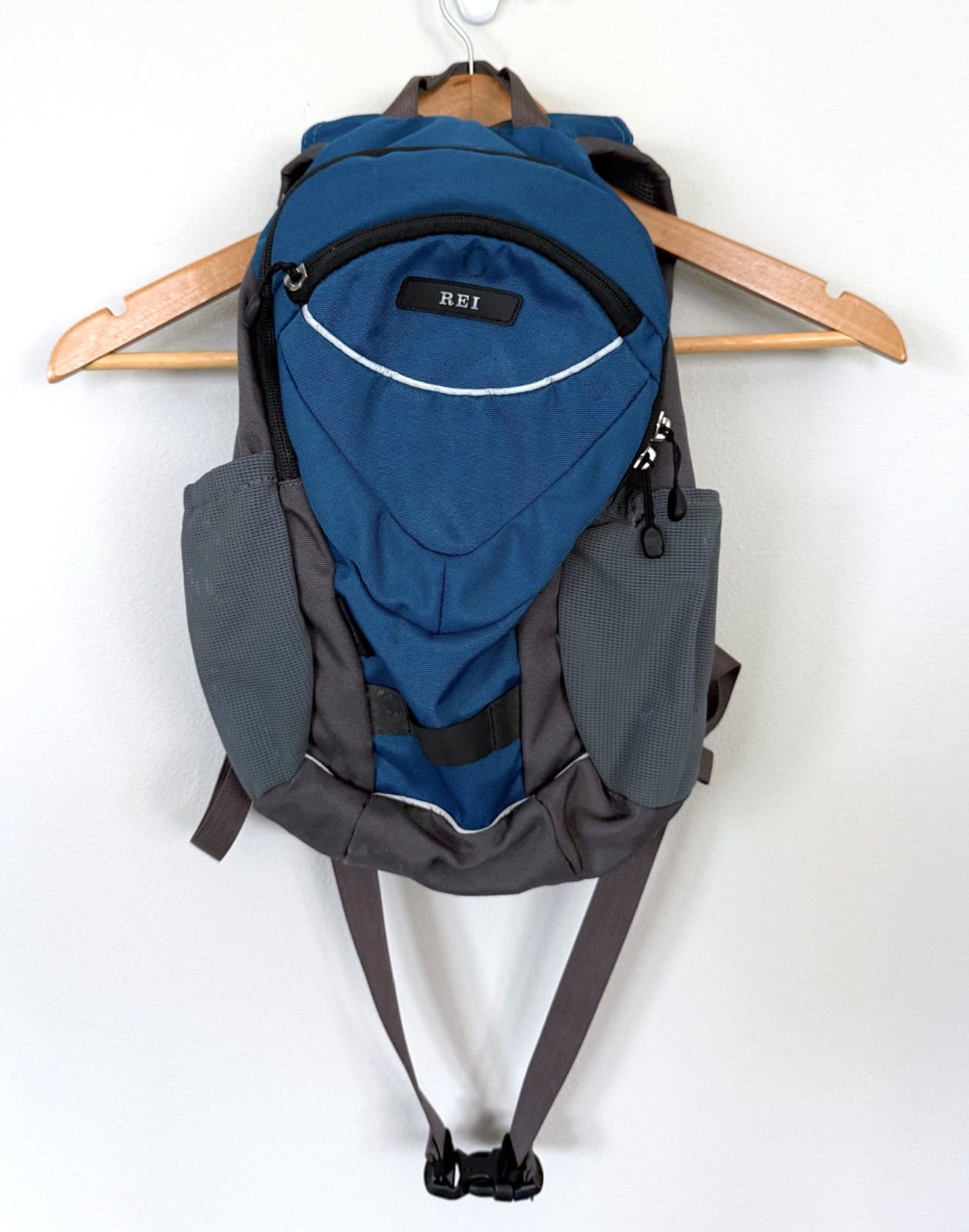 REI Kids SQUIRT Small Day Pack Backpack Blue Gray Nalgene Hydration Hiking Camp
