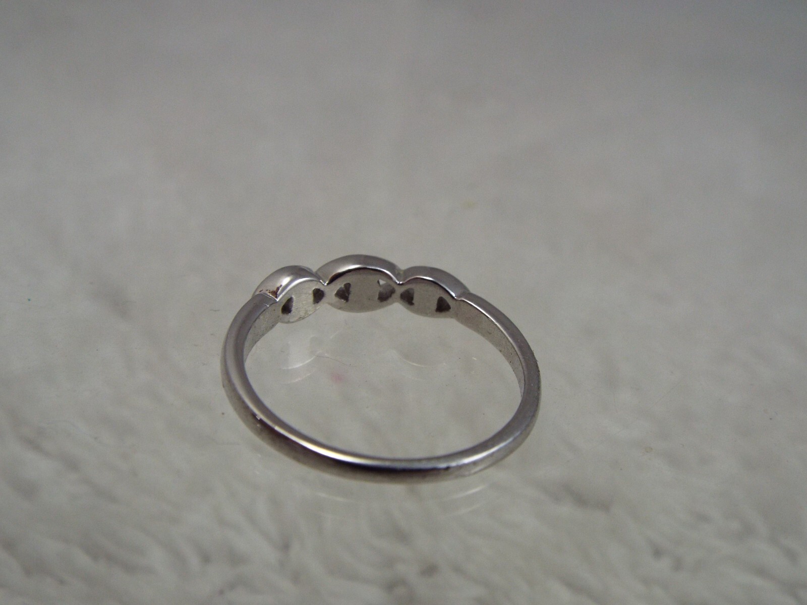 Silvertone Red Rhinestone Ring ~ Size 6 (D18)