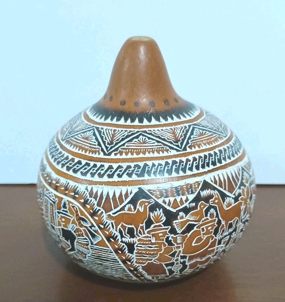 VINTAGE FOLK ART PERU HAND CARVED GOURD STORYTELLER FARM ANIMALS