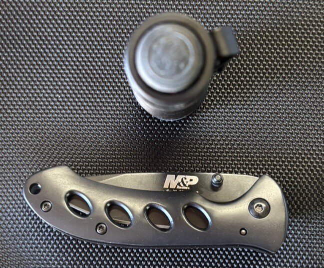 New Smith & Wesson 110147 Delta Force CS-20 Flashlight & Oasis Locking Knife