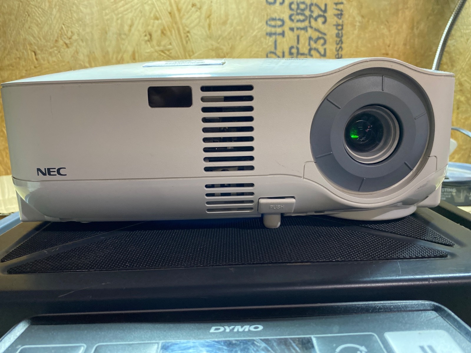 NEC Professional Projector Model VT700 HDMI 3LCD 3,000 ANSI Lumens Tested/Works