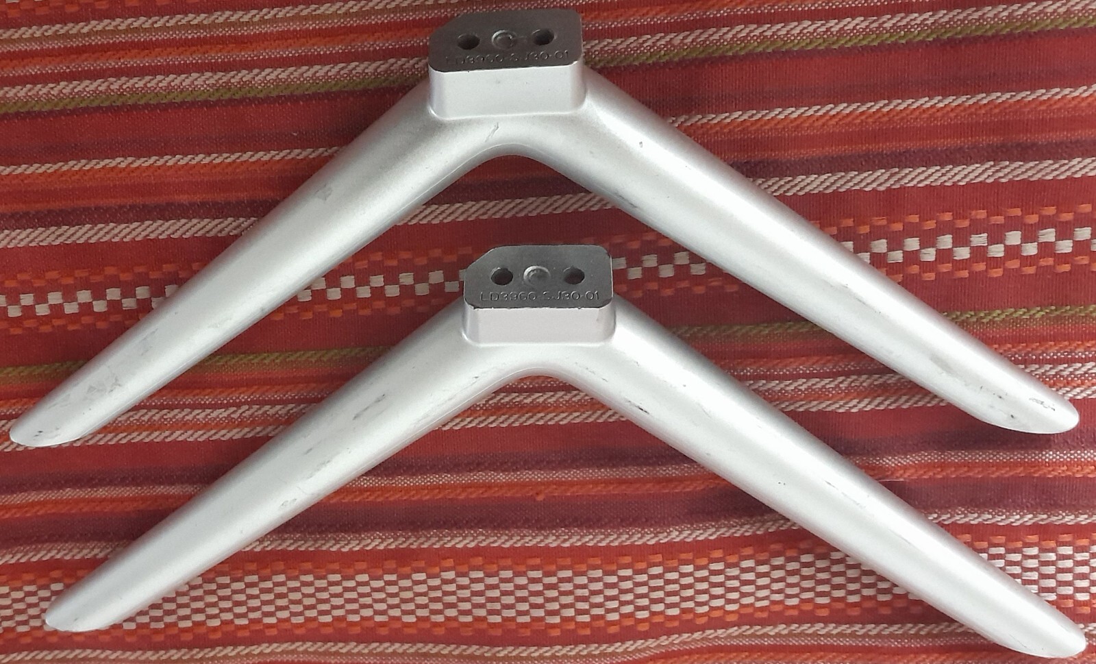 LD3960-SJ30-01 Tv stand legs Insignia ONN 100012584-M 100069992 40C311 w screws