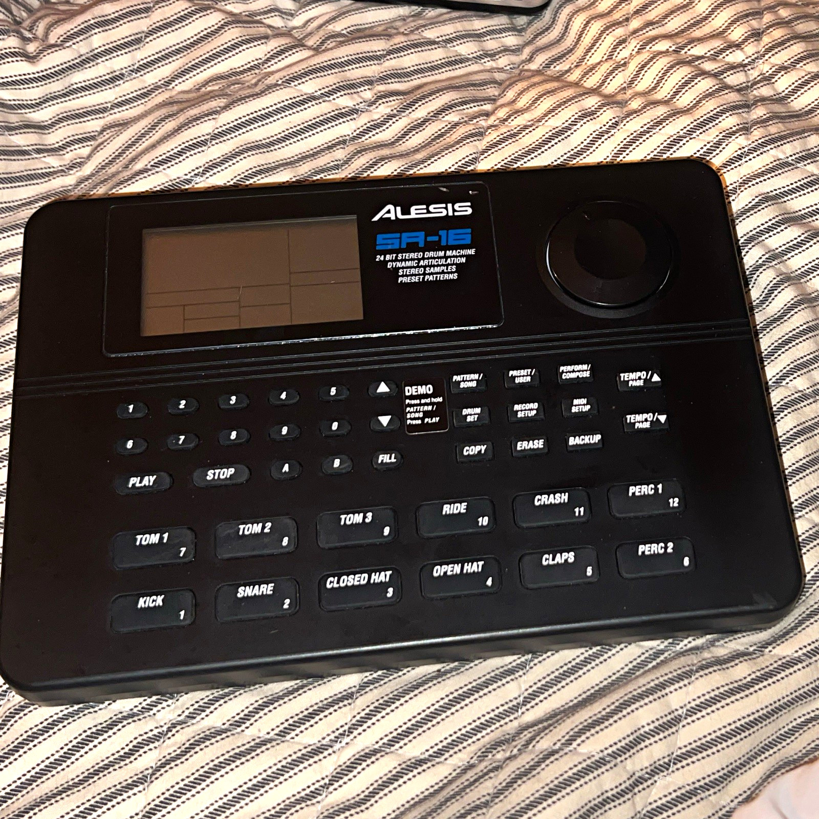 Alesis SR-16 Stereo Digital Drum Machine 233 Sounds 12 Pads PLS READ DESCRIPTION