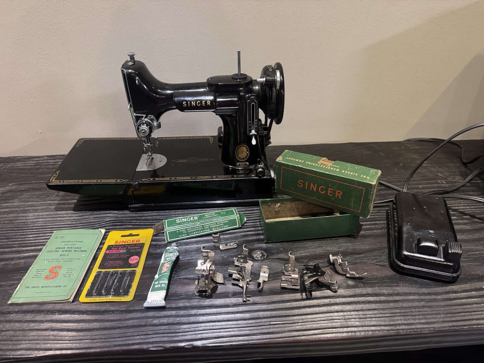 SINGER 221-1 Working Electric Sewing Machine w/ Foot Pedal, Case, Accessories