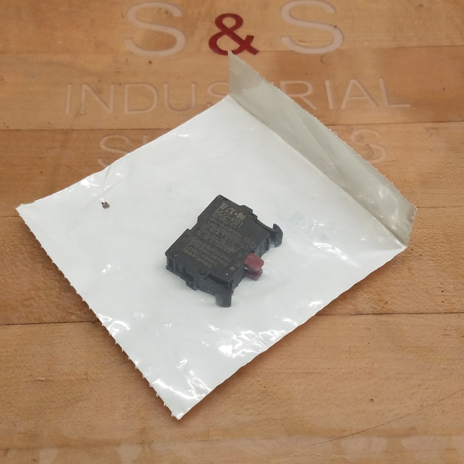 Eaton M22-K01 Contact Block, 600VAC, 250VDC - NEW