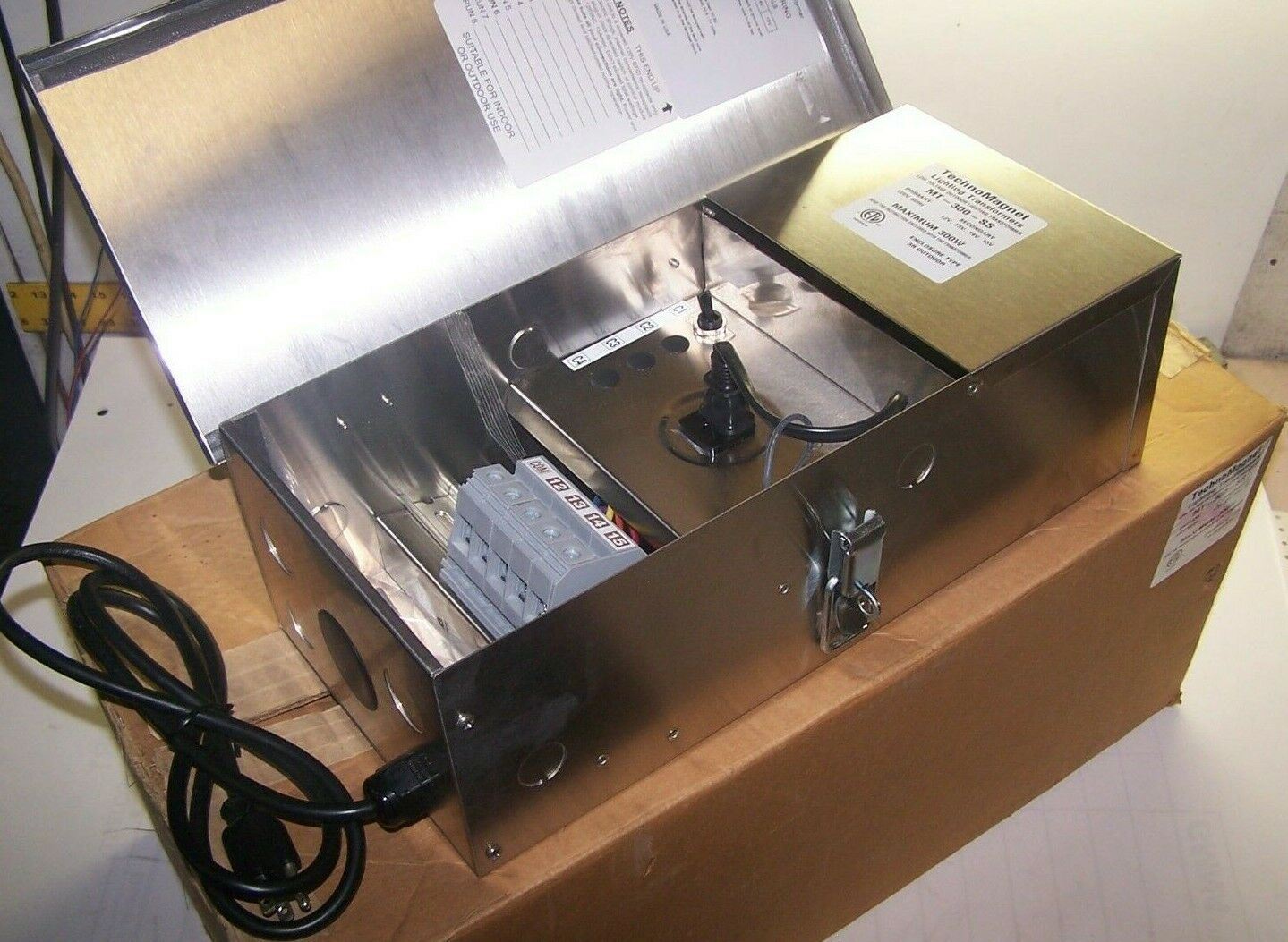 NEW TECHNOMAGNET STAINLESS LOW VOLTAGE OUTDOOR LIGHTING TRANSFORMER MT-300-SS