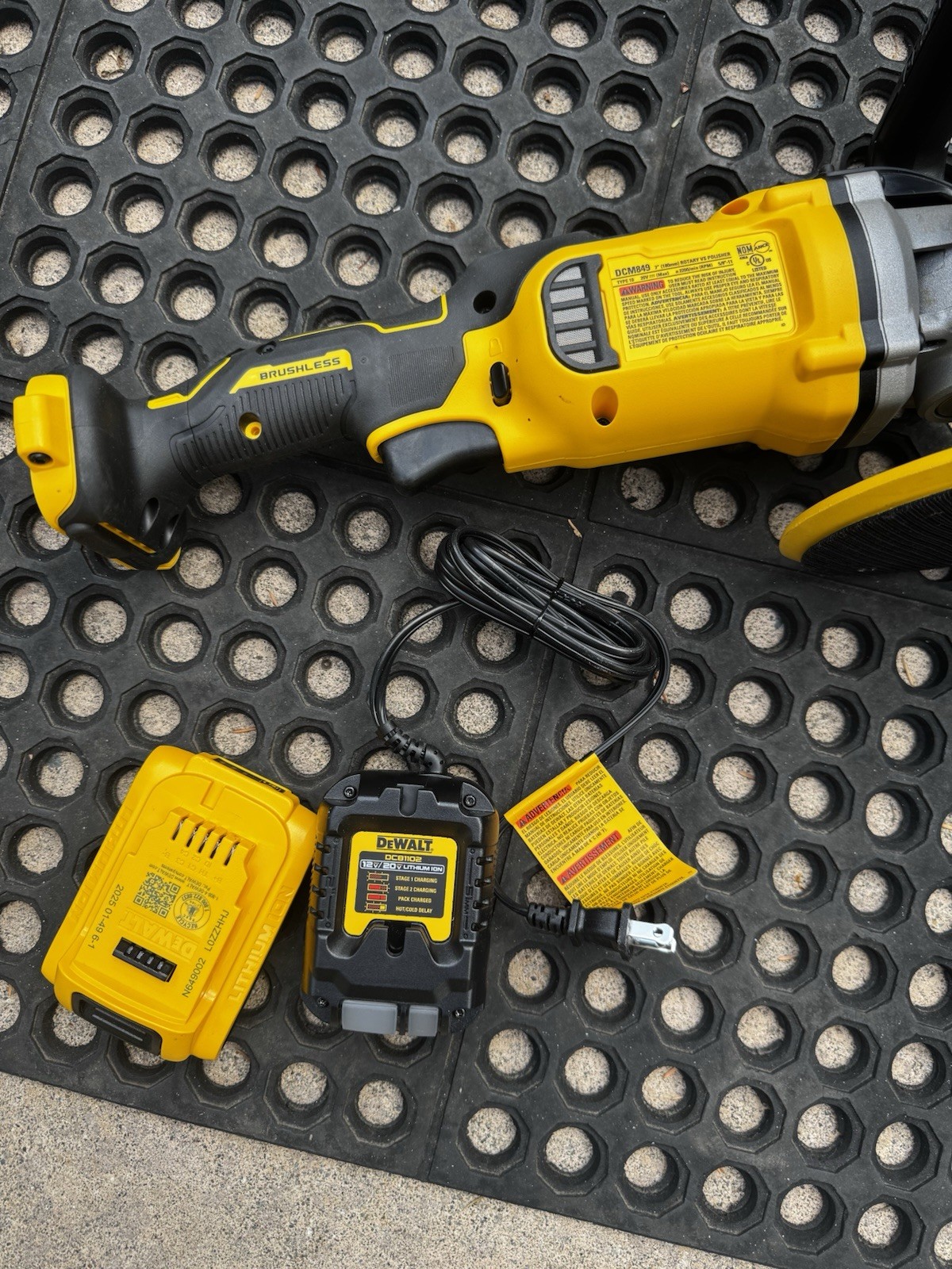 DEWALT 20V Max Battery-Powered Polisher/sander 7" DCM849