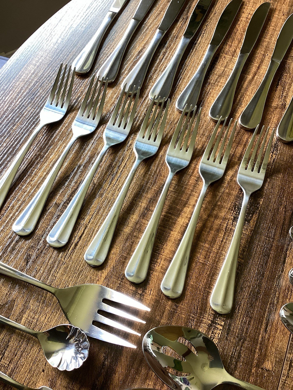 Hampton Silversmiths Stainless China 199 44 Pieces Flatware with Tray