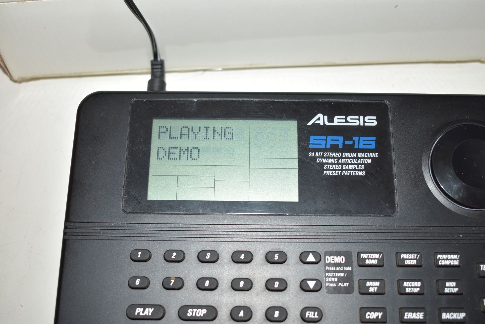 ALESIS SR-16 SR16 PROGRAMMABLE DRUM MACHINE / MIDI controller 12 pad