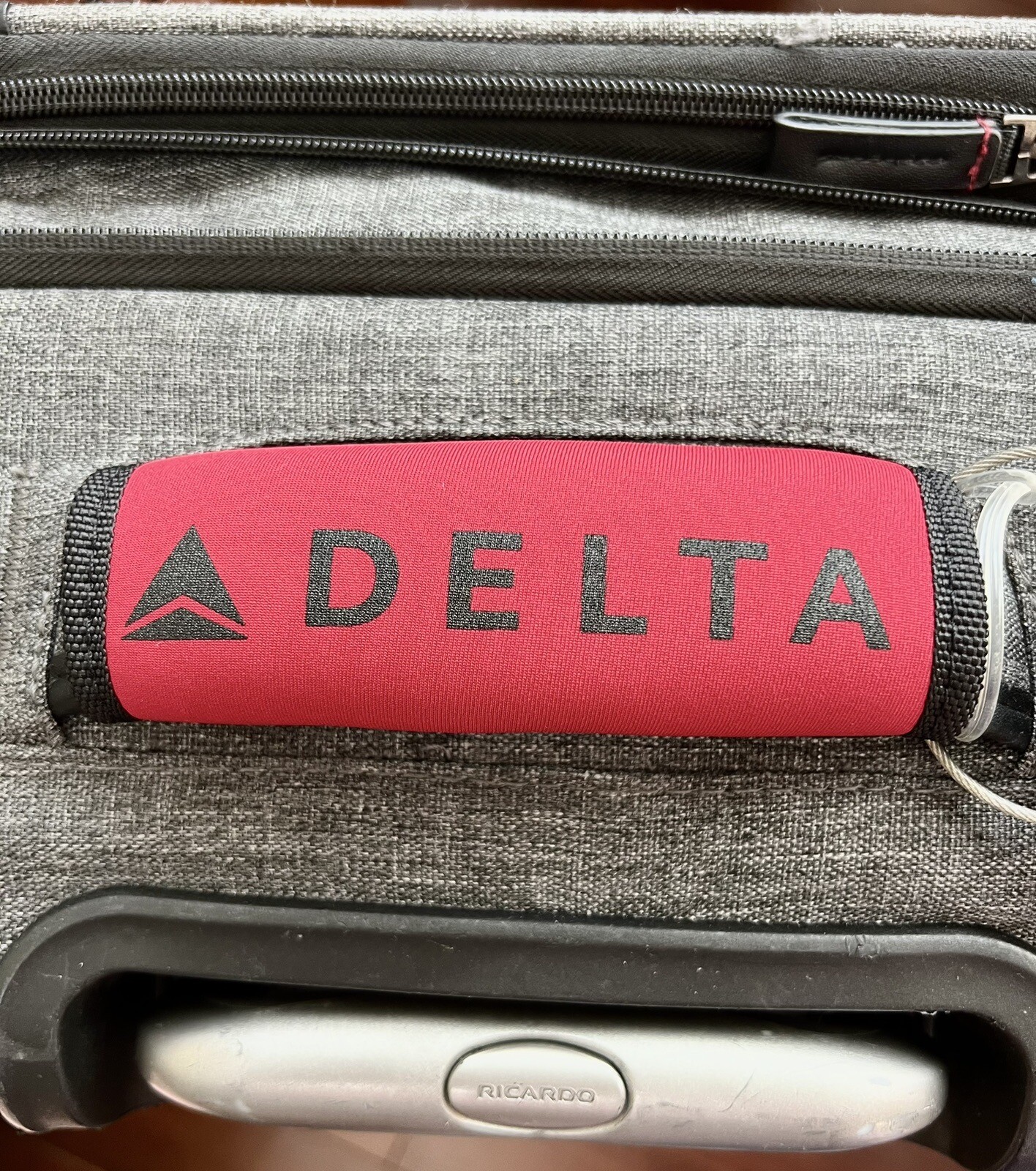 Delta Air Lines Soft Cushion Luggage Handle Travel Wrap Grip Red 5.5x5 New