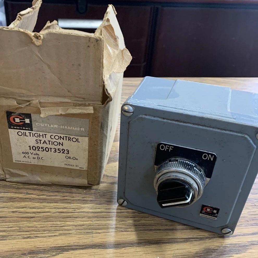 CUTLER HAMMER 10250T3523 OILTIGHT SELECTOR SWITCH STATION / ON-OFF