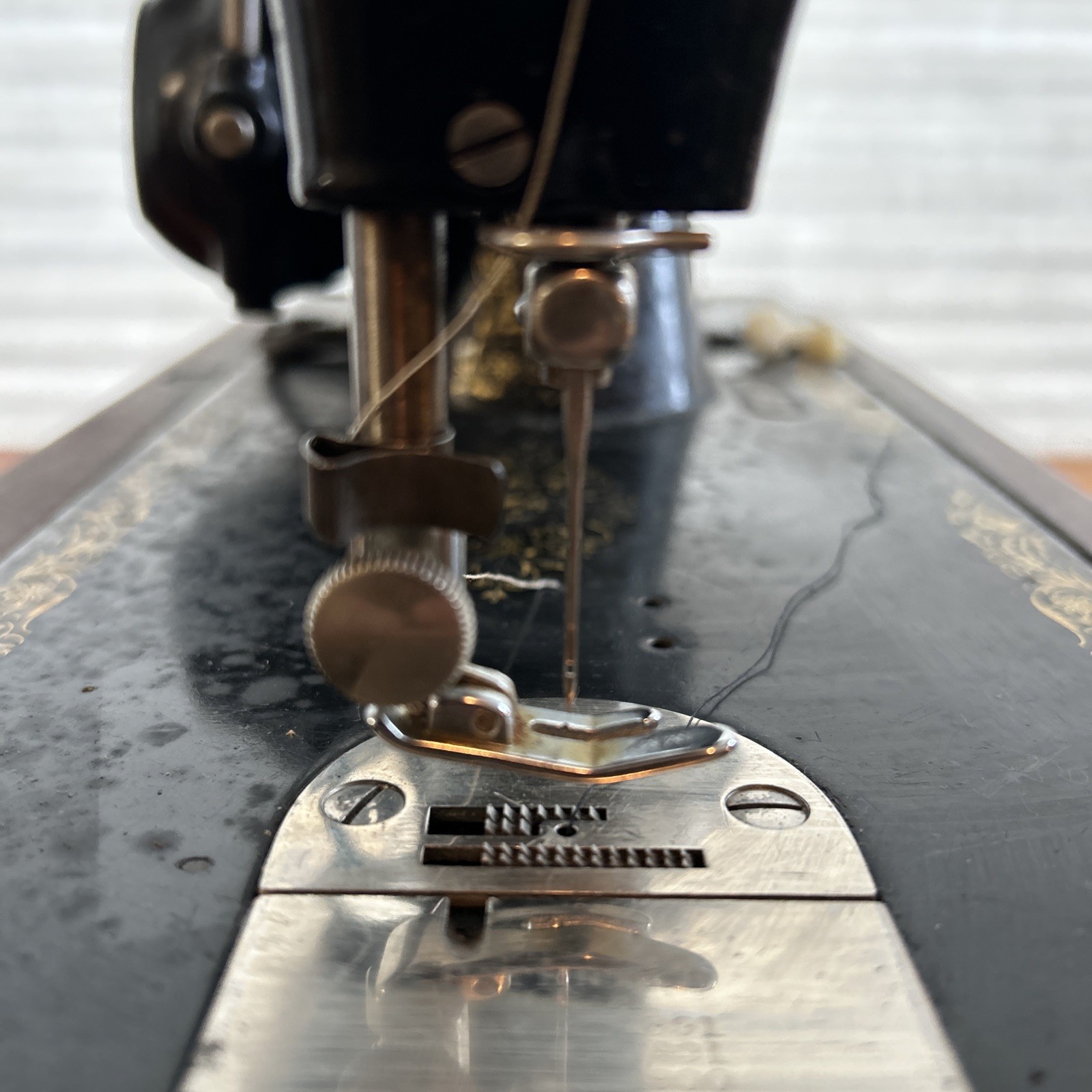 Vintage Singer Sewing Machine in Original Wood Case 🧵✂️
