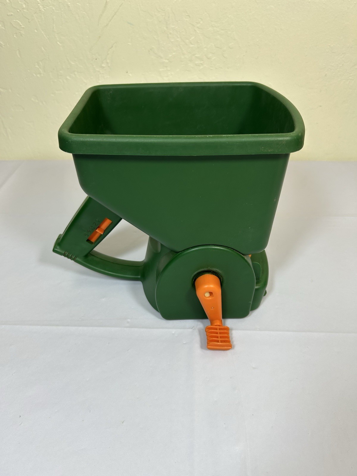 Scotts Easy Turf Builder Handheld Fertilizer Grass Seed Spreader Scott’s