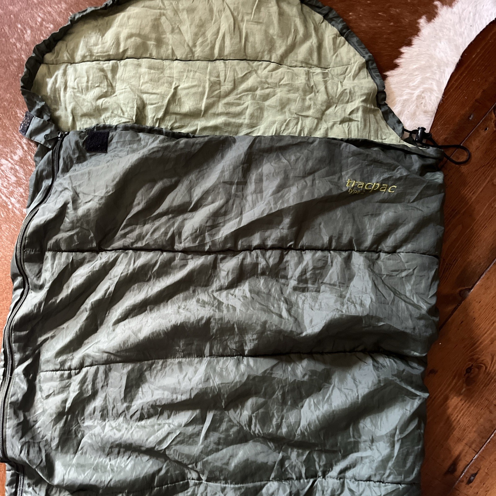 MILITARY STYLE TRACPAC 2 SEASON SLEEPING BAG, IN GREEN, GREAT COND