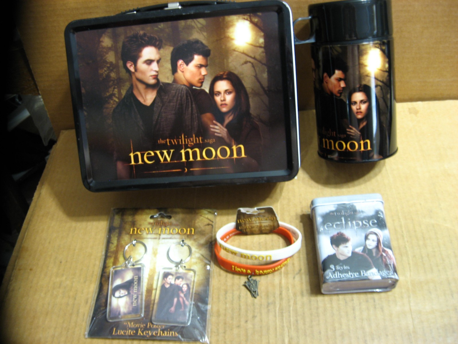 Twilight New Moon Metal Lunchbox Thermos Set +2 Keychains +2 Bracelets +Eclipse