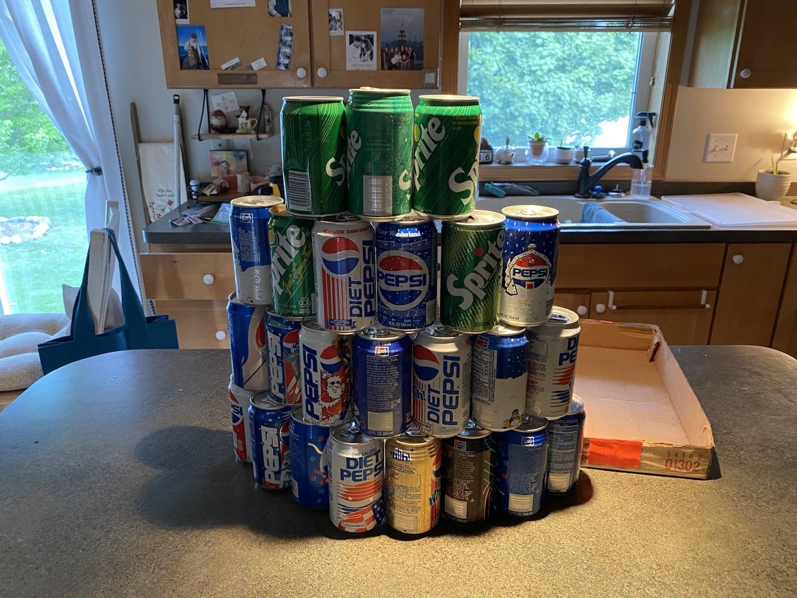 OLD SODA 🥤 CAN LOT OF See Pictures DENTS,HOLES, RUST ECT….. Lot Dodo 2 sold