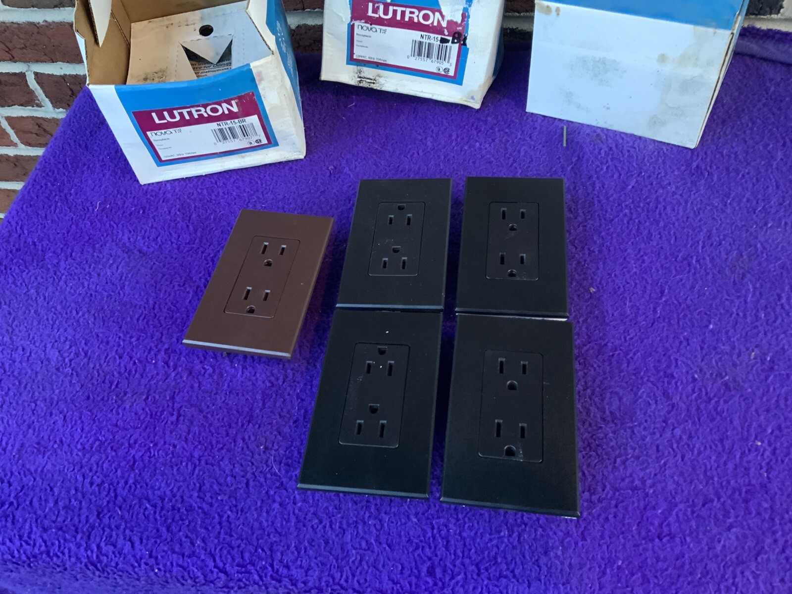 Lutron Lot of  (4)  receptacle NTR-15-BR  (clack)  & (1) NTR-15 Brown - unused