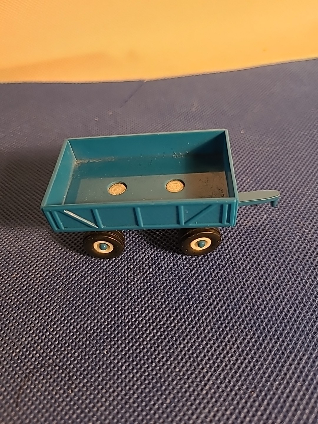 ERTL Blue Ertl Farm Flare Box Wagon Implement Farm Toy 1/64 Scale