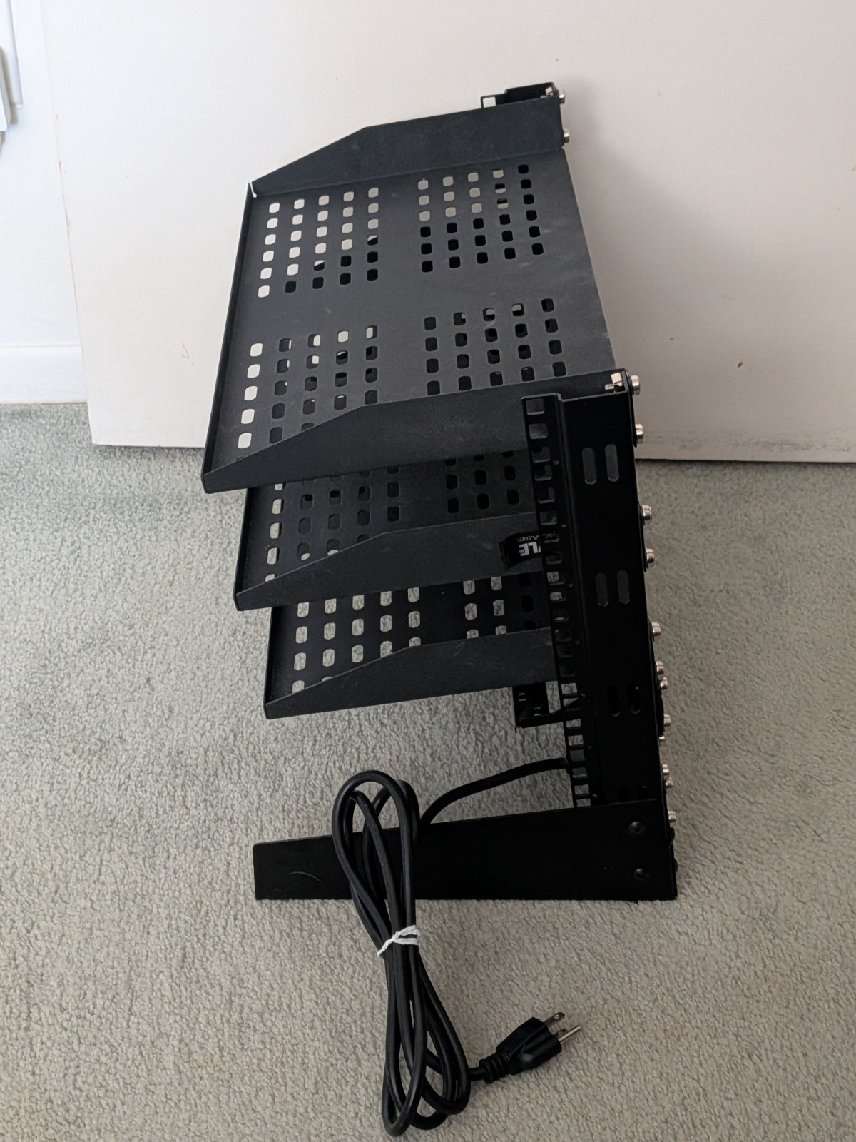 19 in. StarTech 8U Desktop Rack, 2-Post Rack, Shelves, 8 Skt PDU, 24 Patch Panel