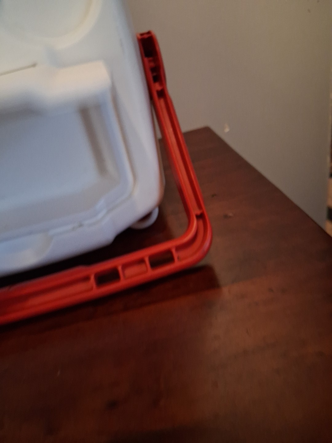 Igloo Quantum 12 cooler 18 Pack capacity Lockable USA. 12 Quart Red White Black