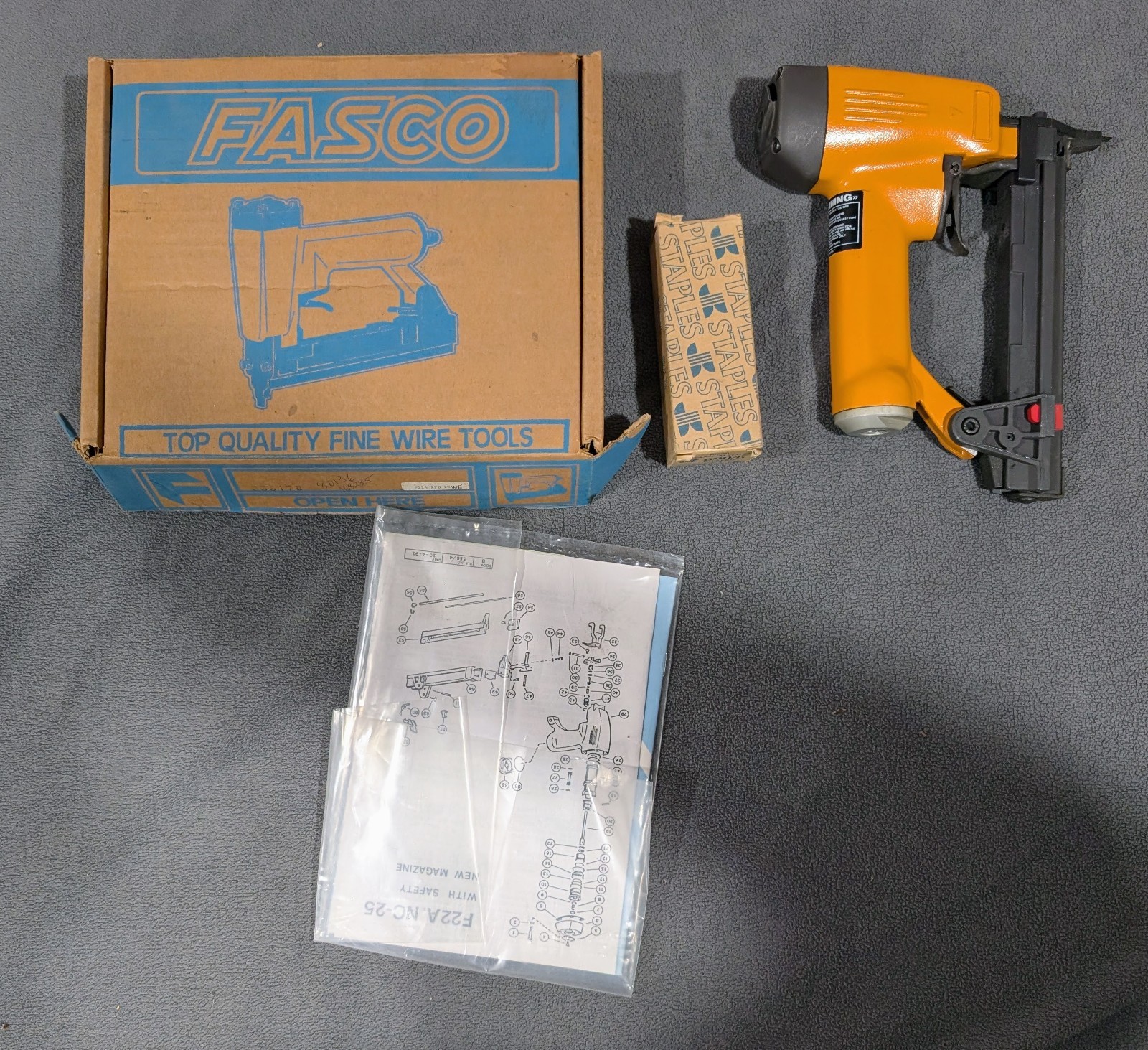 FASCO F22A 97B-25 US Pneumatic Fine Wire Staple Gun-Tested & Working! w/ Staples