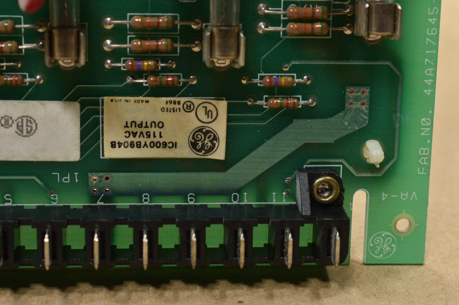 GE FANUC IC600YB904B, 115 VAC Output Module