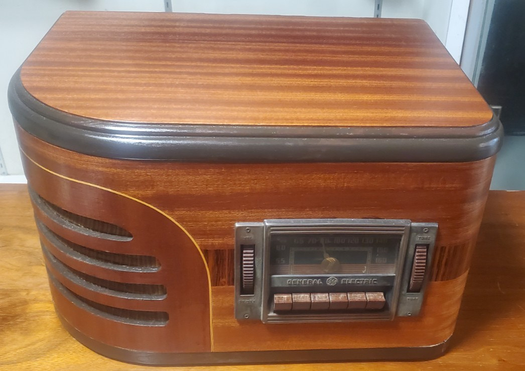 Vintage 1939 Radio Phonograph GE Radio Record Player H-639 with manual