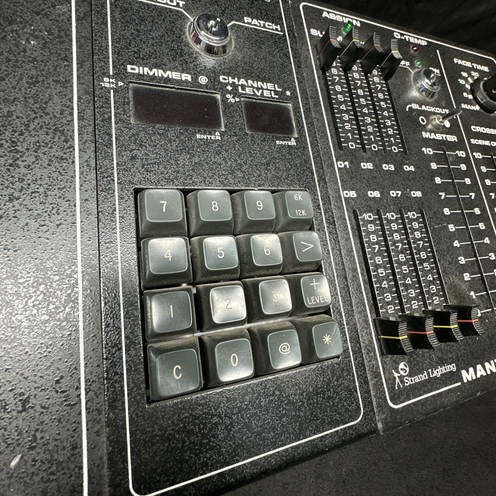 strand lighting mantrix 2s control console 24 channel [4*F-0]