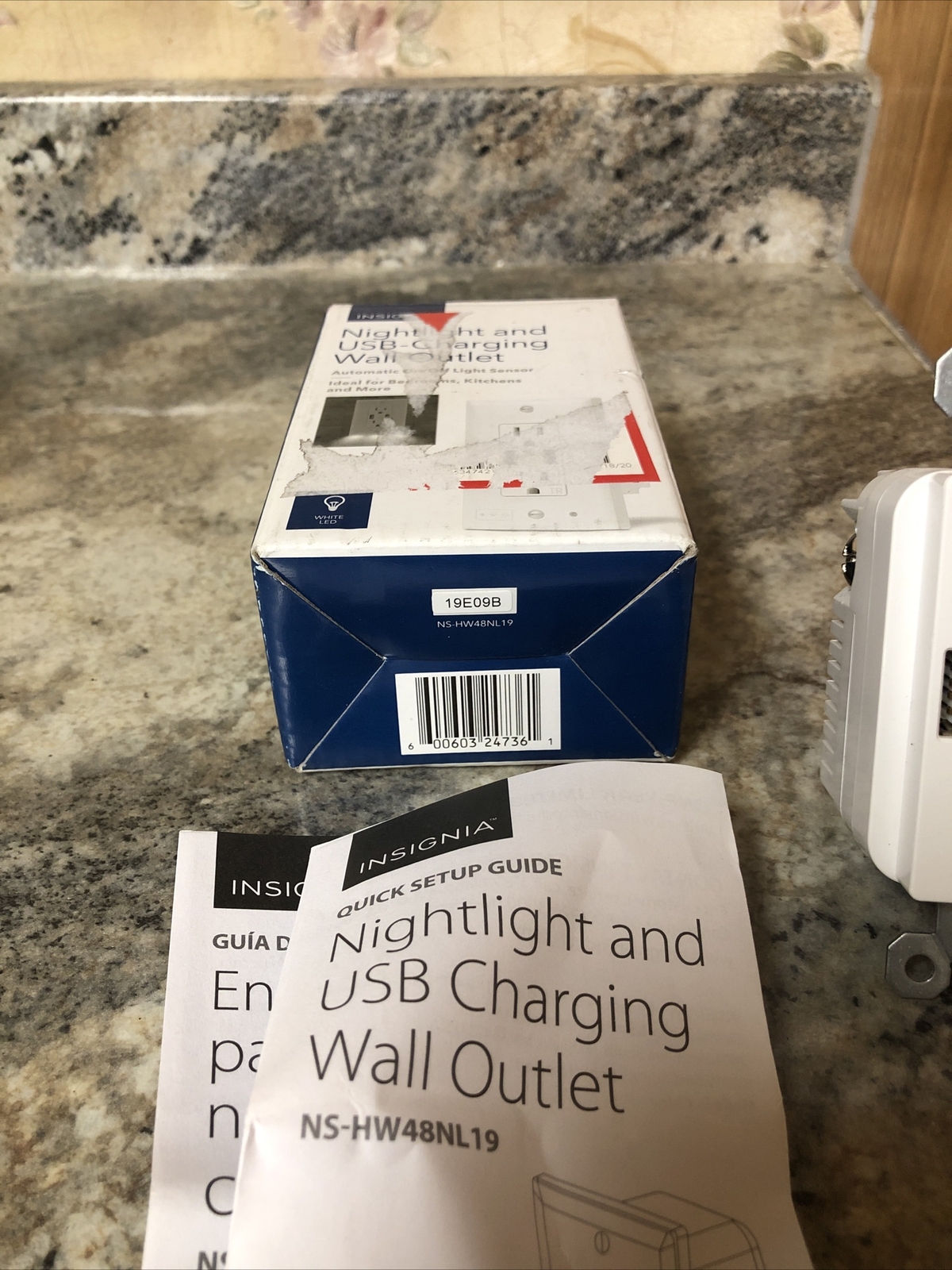 Insignia Nightlight 2-Outlet/2-USB Charging Wall Outlet White