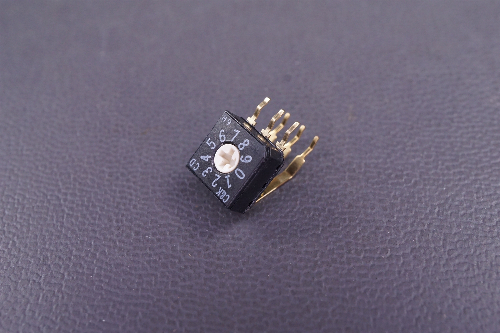 CD10RM0AB C&K DIP Switch Flush Screwdriver 10 Pos 8 x 8mm Thru Hole Right Angle